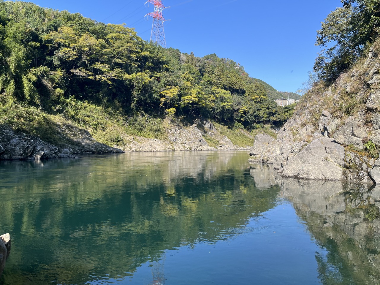 発見地からは美しい飛騨川を間近に見ることもできます