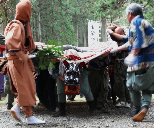 神渕神社例大祭の迫力ある獅子舞