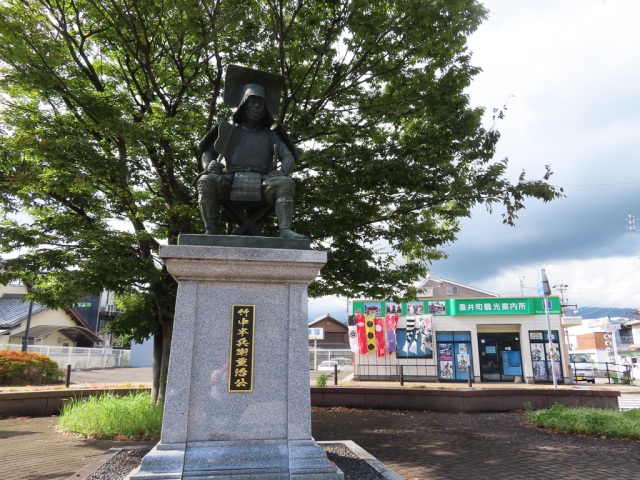 竹中半兵衛公の像と垂井町観光案内所