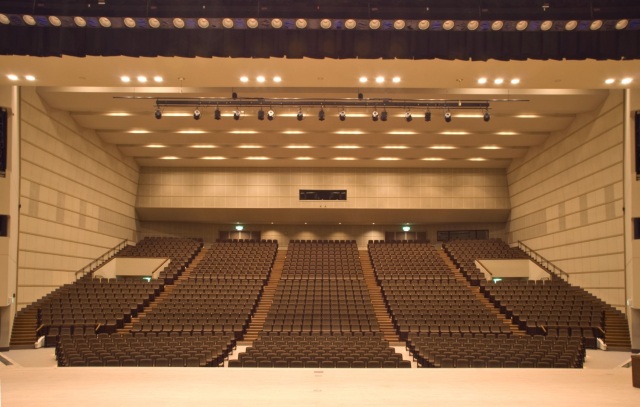 大ホール(舞台から)