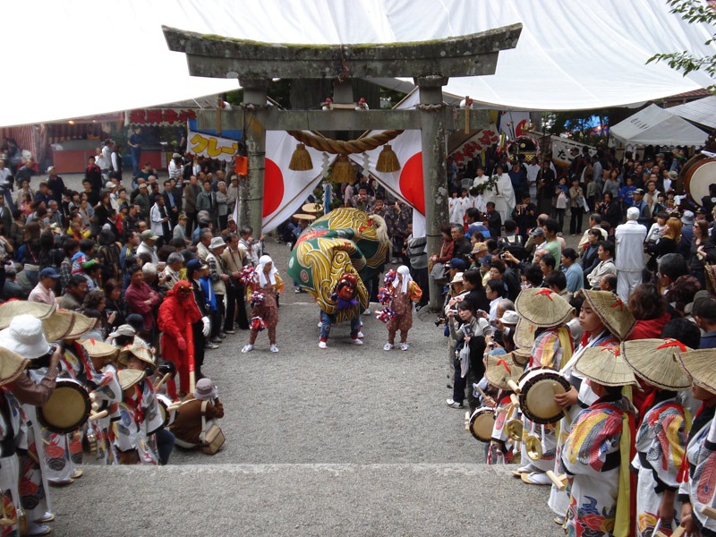 白川郷 どぶろく祭り 神さまに捧げ、人々に振る舞う。世界遺産白川郷どぶろく祭