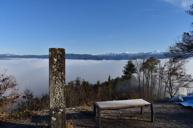 本丸から望む雲海と飛騨山脈