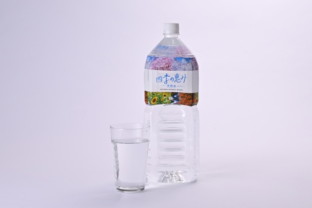 四季の恵み自然水２ℓ［(株)ミツウロコビバレッジ］